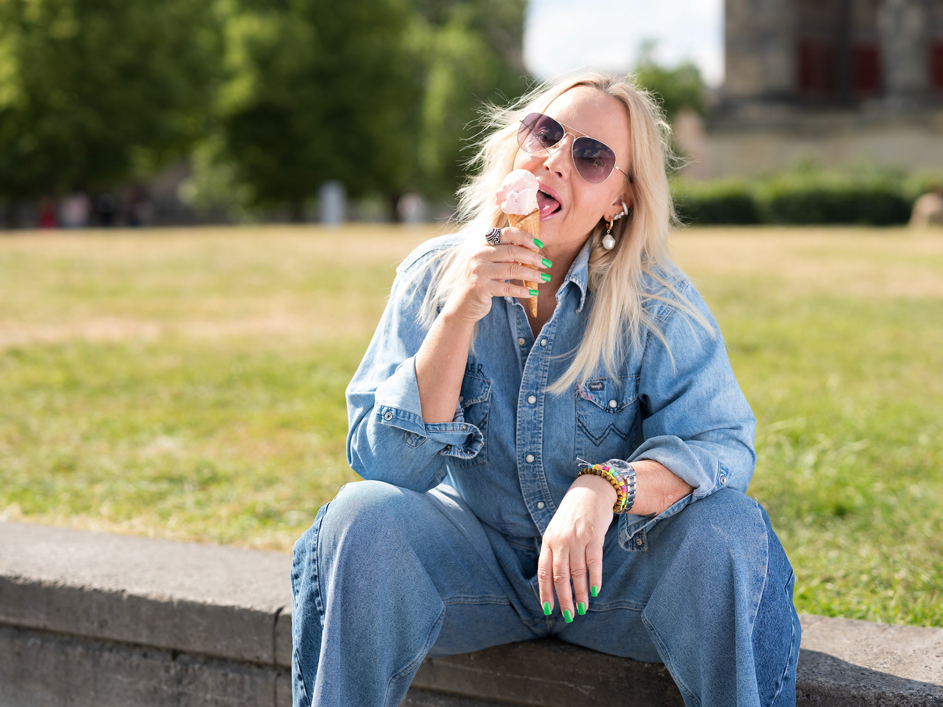 Natascha Ochsenknecht geniesst ihr Eis am Lustgarten in Berlin