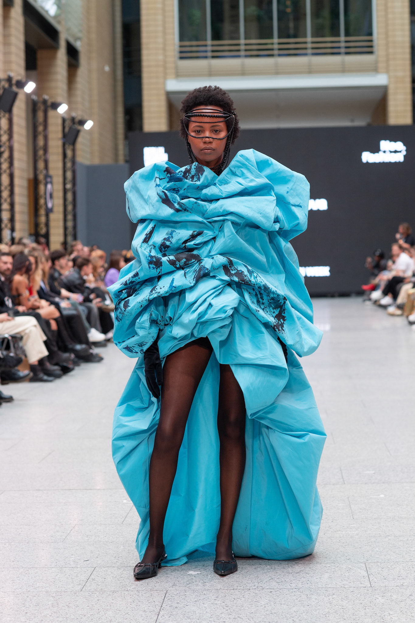 Designerin: Mariia Dobrova bemalt ihr Model waehrend der Show / Freedom Flow / Ukrainian Fashion Week Potsdamer Platz