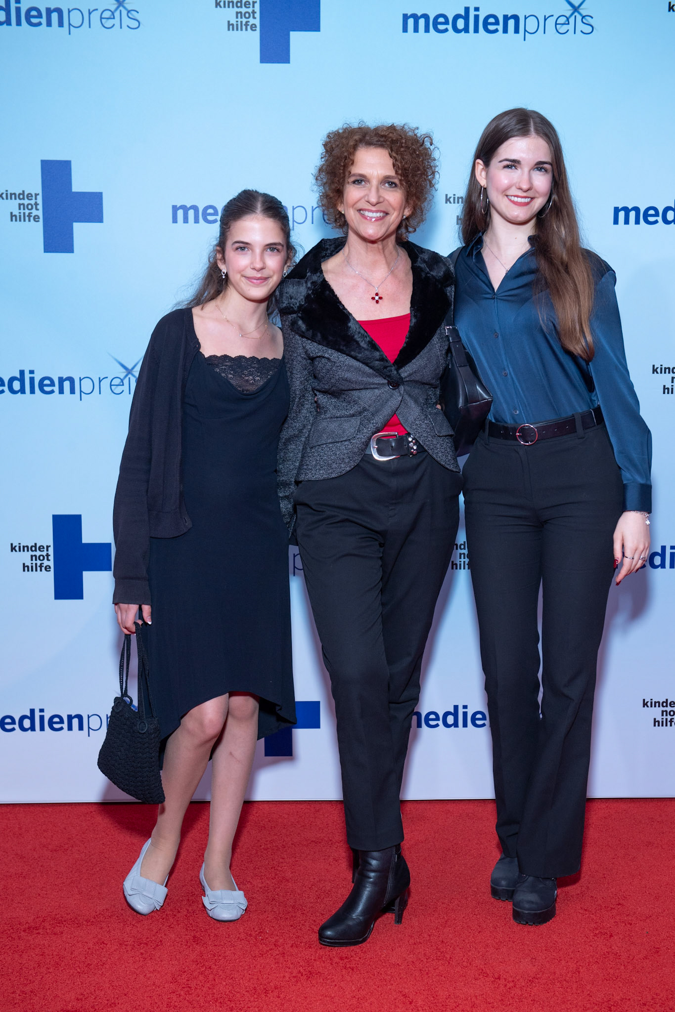 Kindernothilfepreis 2024 Heike Kloss mit ihren Töchtern