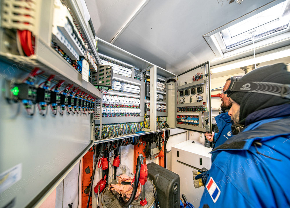 Ces électriciens inspectent une armoire de distribution électrique à Concordia.