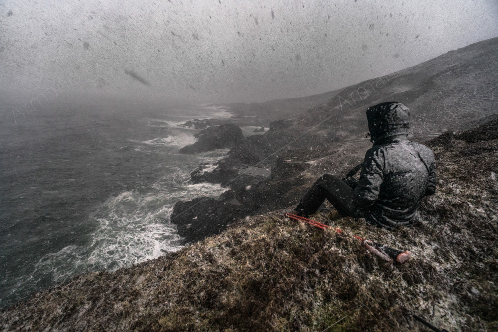 Pause méditative en pleine tempête de neige aux îles Kerguelen.