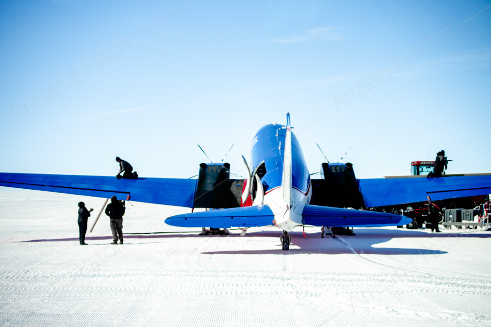 Ravitaillement d'un Basler à la station australienne Casey.