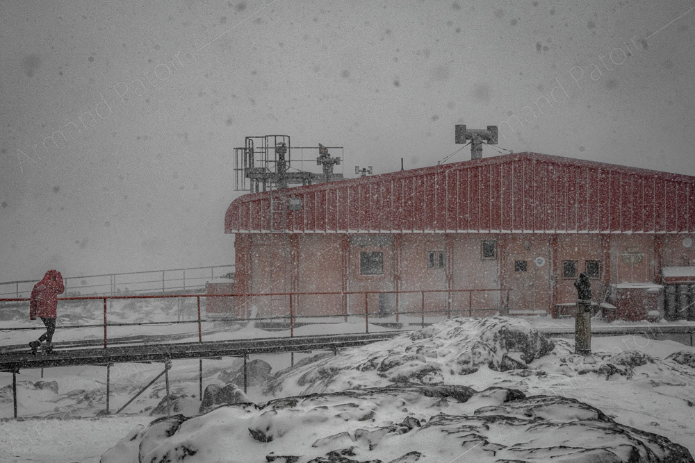 Tempête à la station scientifique Dumont d'Urville
