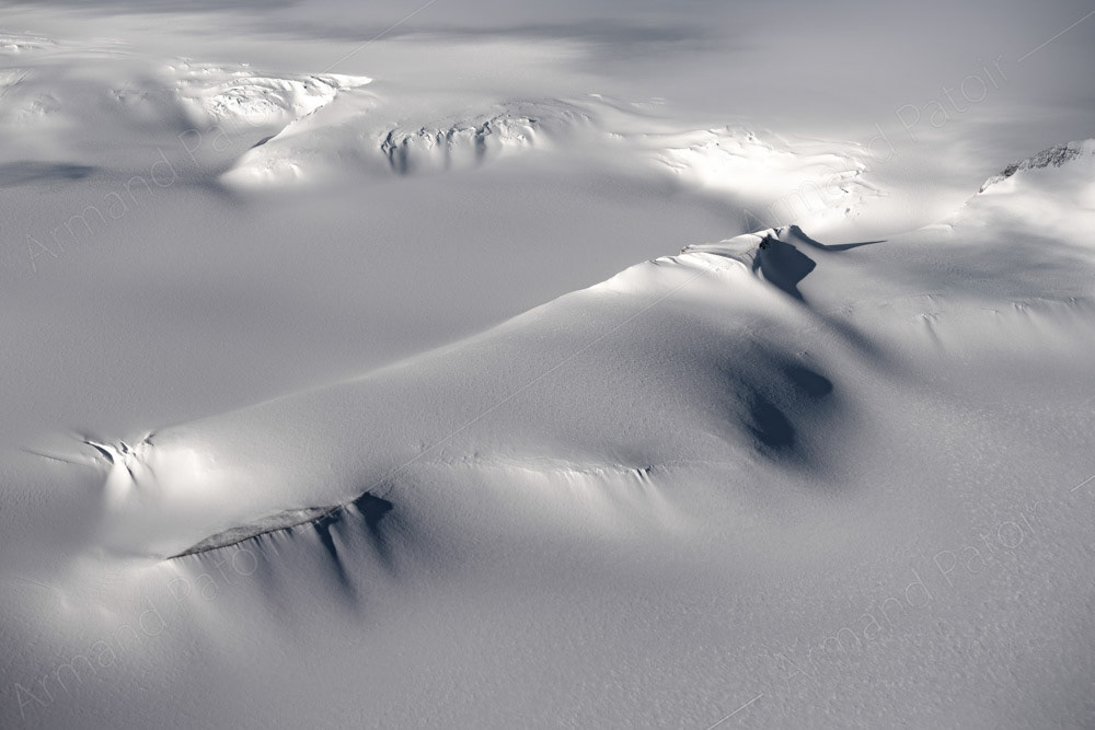 Montagne et glace façonnées par le vent, quelque part en Terre Victoria.