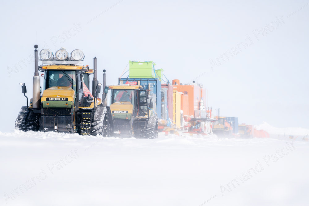 Le Raid, chargé à bloc, arrive à Concordia après 10 jours de route depuis la station Robert Guillard.