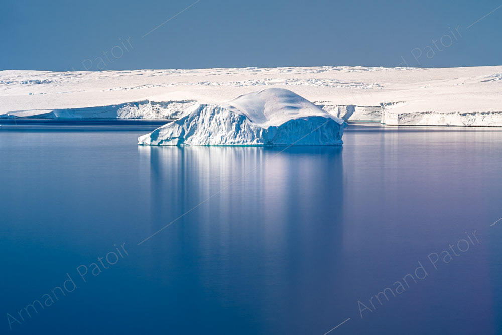 Un iceberg flotte sereinement dans l'océan Austral. Station Robert Guillard.