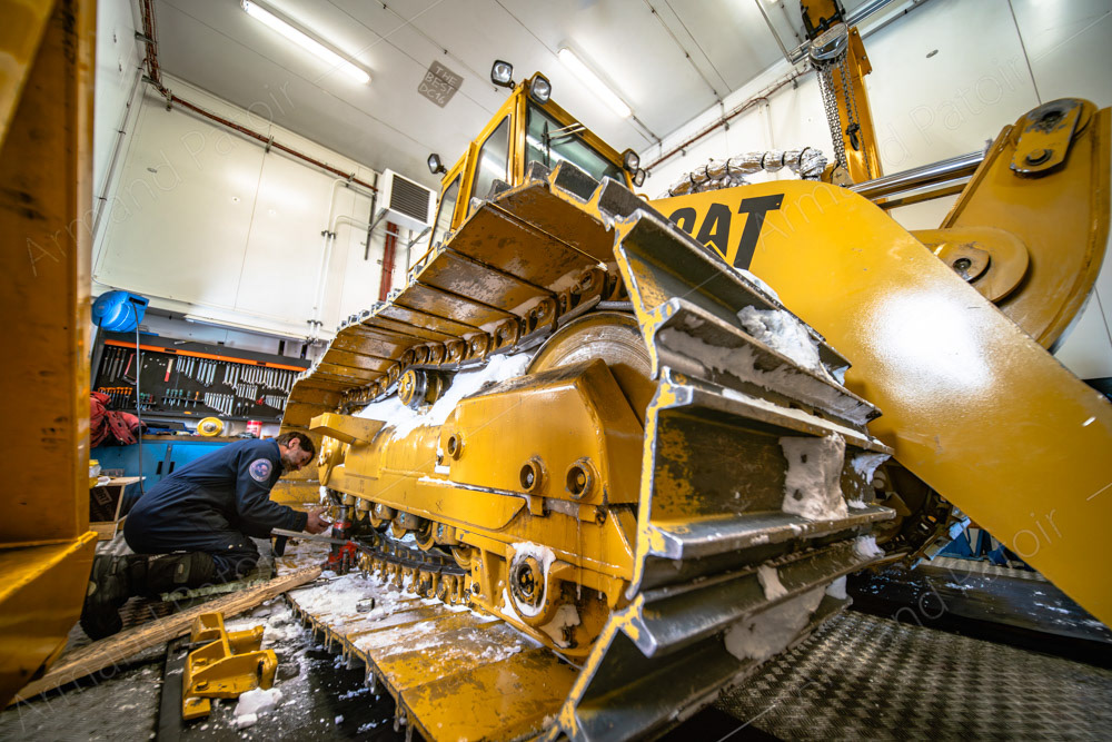 Ce mécanicien intervient sur la chargeuse de Concordia, la machine dont dépend la survie des hivernants.