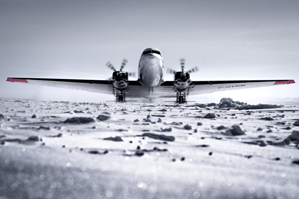 Douglas DC-3 de 1942, également appelé Basler, paré au décollage à Concordia.