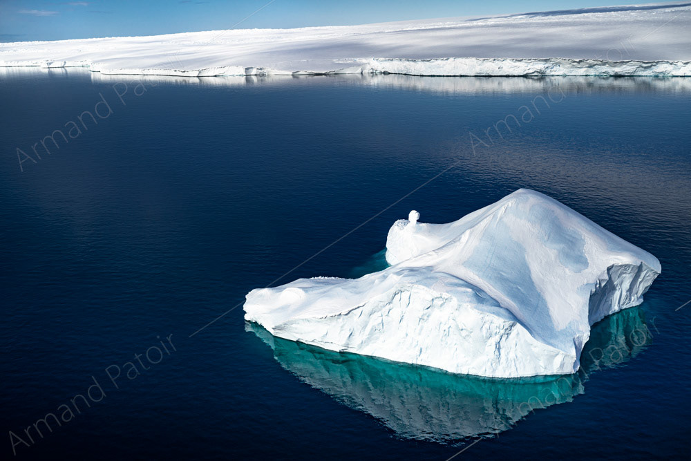 Iceberg entre la station Dumont d'Urville et Robert Guillard.
