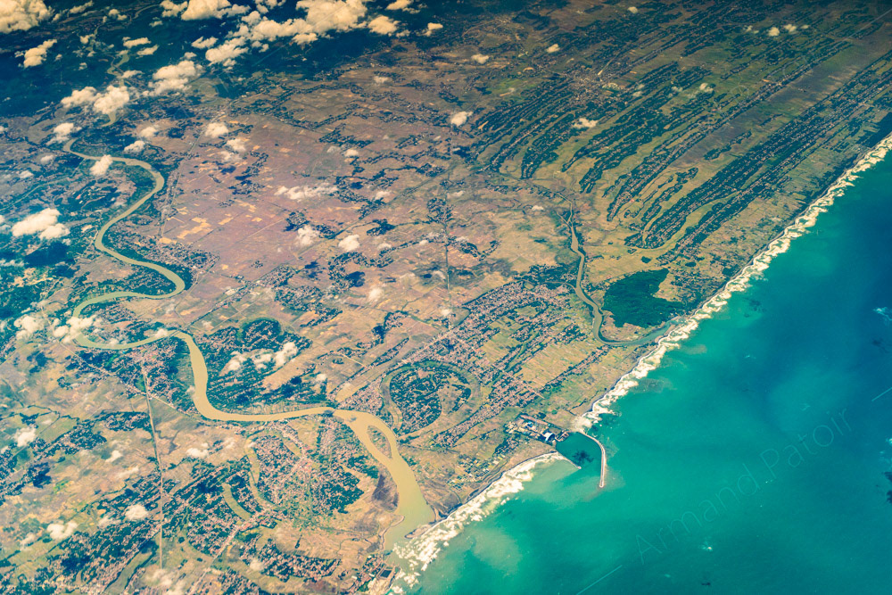 Fleuve se jetant dans l'océan. Indonésie.