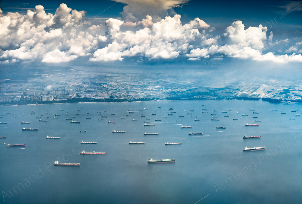 Congestion de navires de transport en attente au large de Singapour, pendant la crise du transport maritime internationale post-covid.