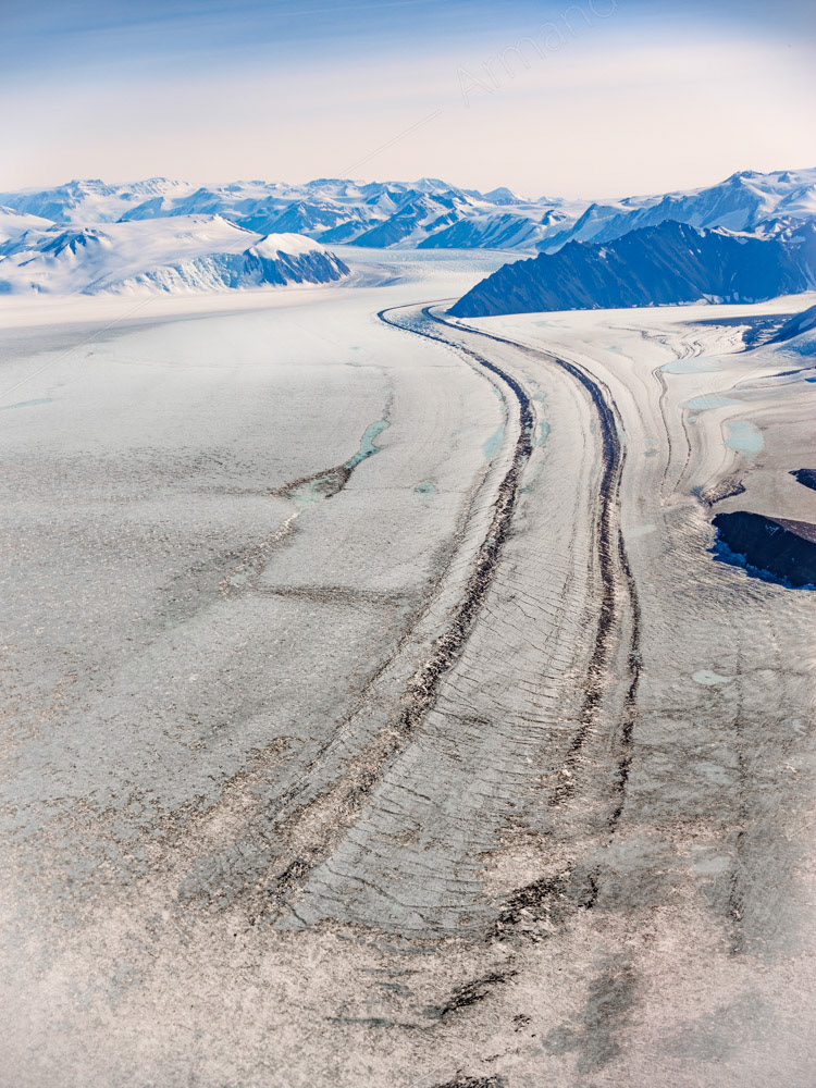 Immense langue glaciaire vue du ciel. Terre Victoria, à proximité de la station italienne Mario Zucchelli.