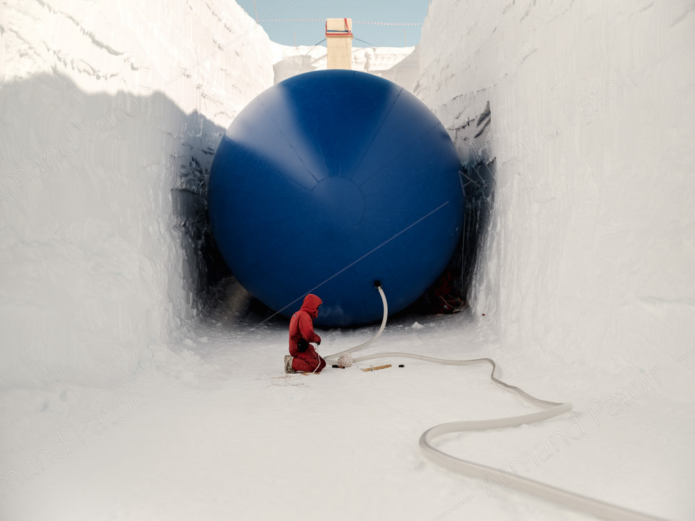 Construction d'une cave souterraine à Concordia, grâce à cet énorme ballon gonflé que l'on recouvre de neige.