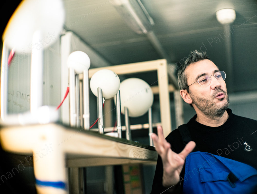 Ce scientifique explique comment il mesure l'activité des neutrinos à Concordia.