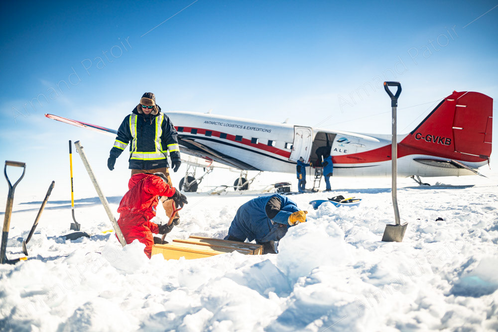 Installation d'appareils de mesure au beau milieu du désert Antarctique.