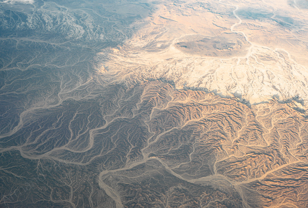 Méandres & reliefs du désert Egyptien, vus du ciel. 