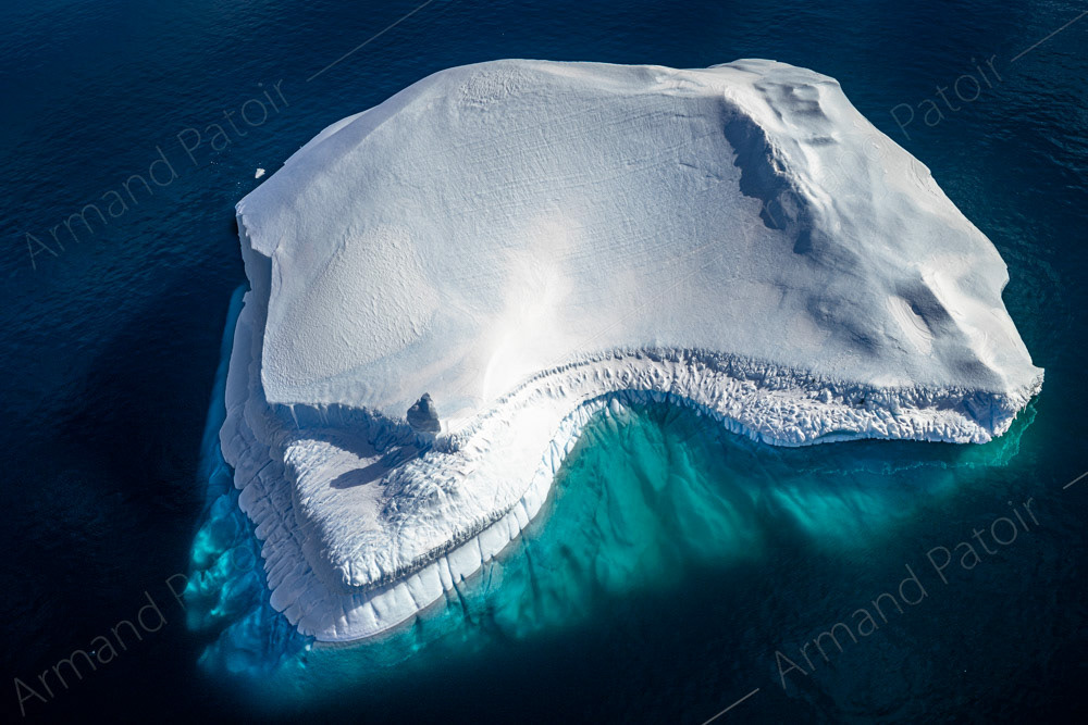 Magnifique iceberg à la dérive au large de la station Robert Guillard. 