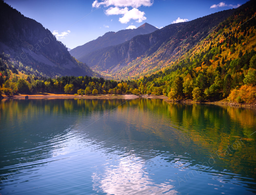 Lac et couleurs d'automne en Val d'Aran, Espagne.