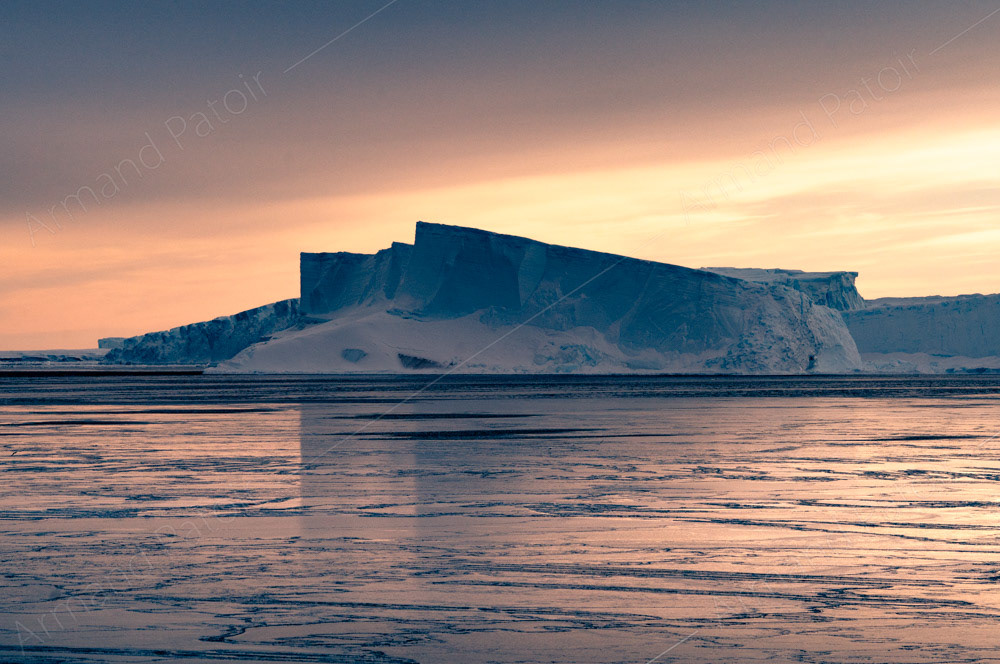 Immense iceberg tabulaire et coucher de soleil. Dumont d'Urville.
