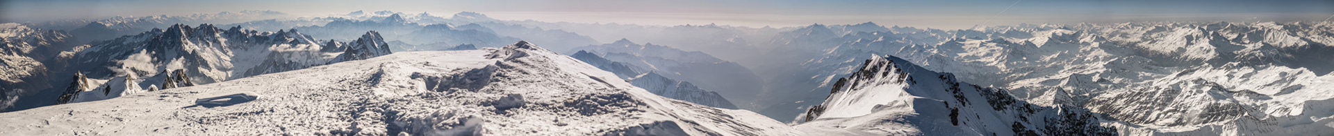 L'avez-vous reconnu ? C'est le panorama depuis le sommet du Mont Blanc. Photographie en ultra HD, imprimable jusqu'à 3x28 mètres. Oui, vous avez bien lu.