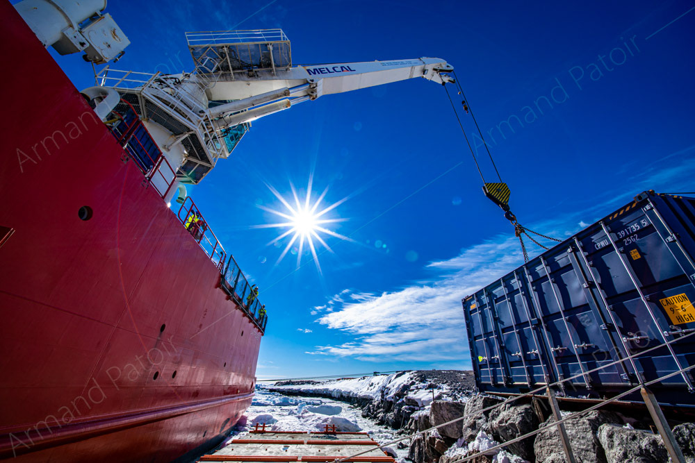 Le brise-glace français l'Astrolabe décharge le matériel à la station Dumont d'Urville.