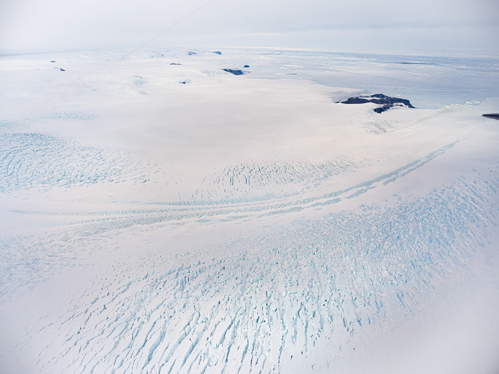 Glacier de l'Astrolabe vu du ciel. Dumont d'Urville.