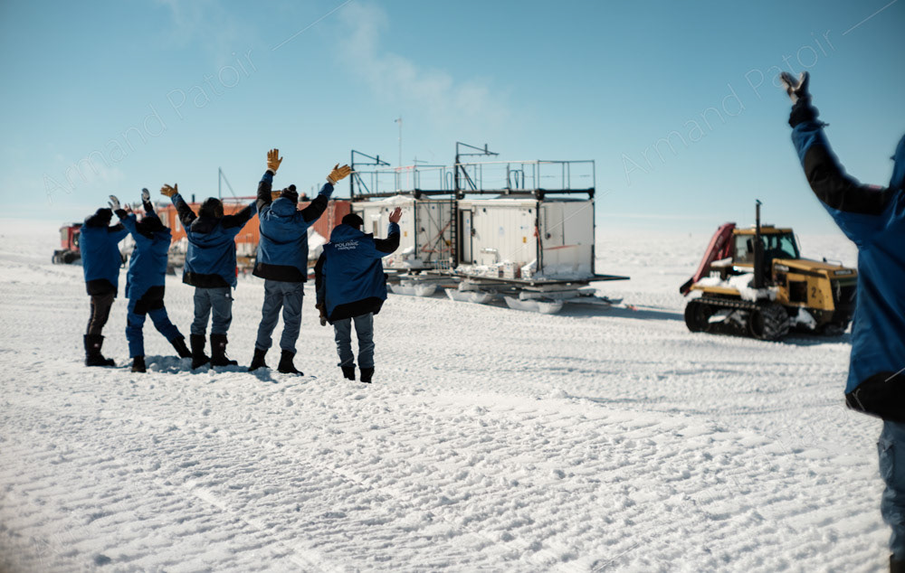 Aux-revoirs au Raid qui repart à Dumont d'Urville après 3 jours d'escale à Concordia.