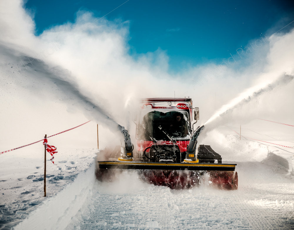 Cette fameuse équipée d'une fraise à neige creuse une grande tranchée dans le sol à Concordia.