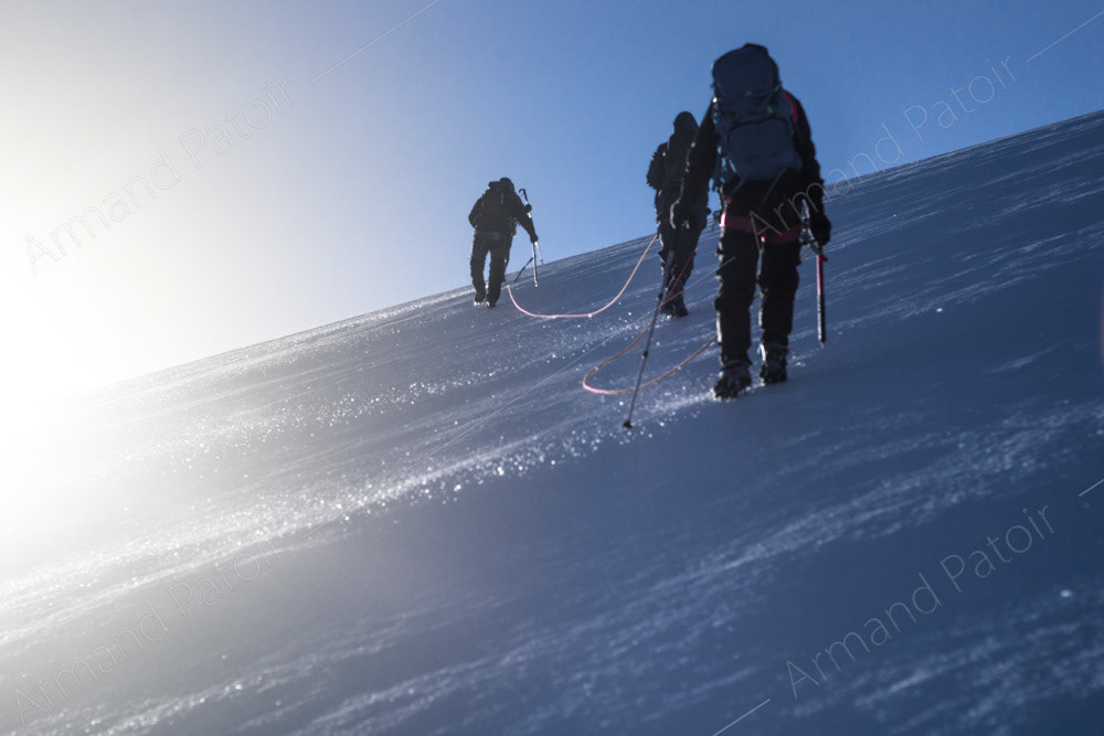 Cette cordée d'alpinistes s'attaque au sommet du Bishorn qui culmine à 4151 mètres.