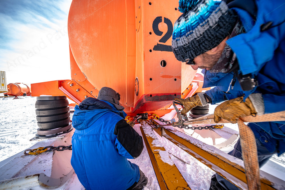 Ces techniciens vont transférer le gasoil contenu dans cette cuve arrivée par le Raid, dans les cuves de la station Concordia. 