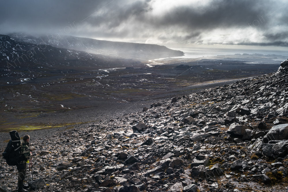 En admiration devant les paysages fabuleux des îles Kerguelen.