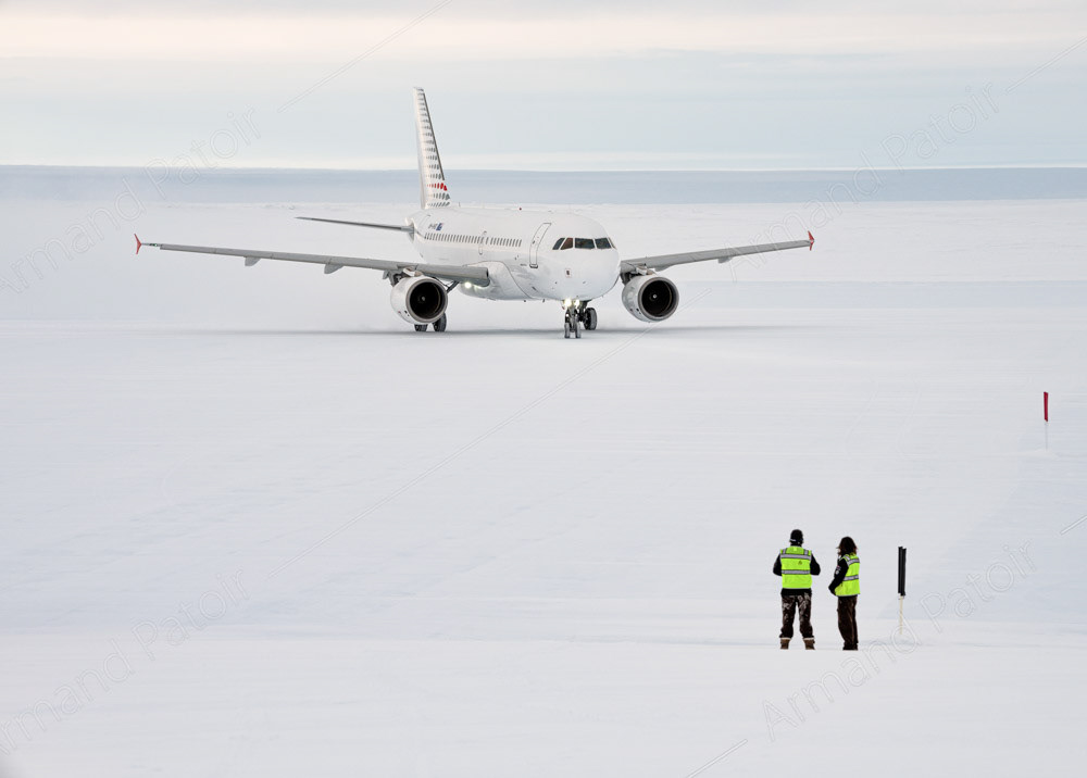 Cet Airbus A320 australien vient d'atterrir. Il nous ramènera à Hobart ; fin de mission. Station Australienne Casey. 