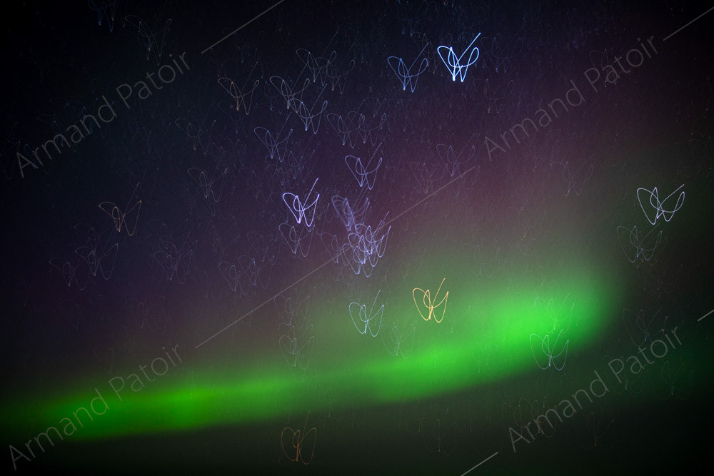 Aurore australe et light painting d'étoiles. Cliché pris sur le pont du brise-glace français l'Astrolabe.