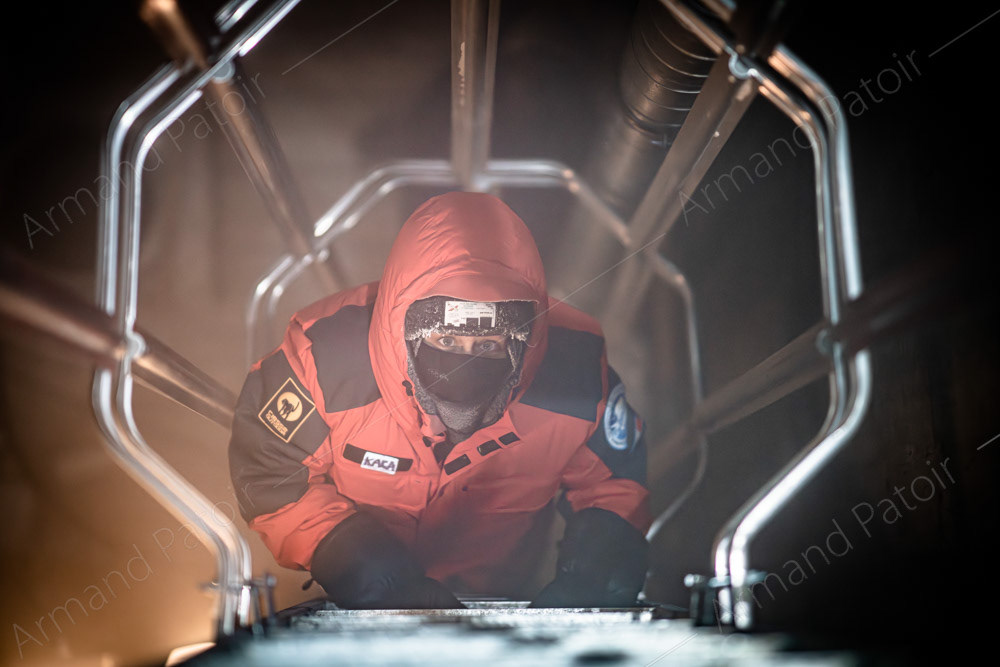 Camille Bréant, glaciologue, descend dans une cave souterraine à Concordia.