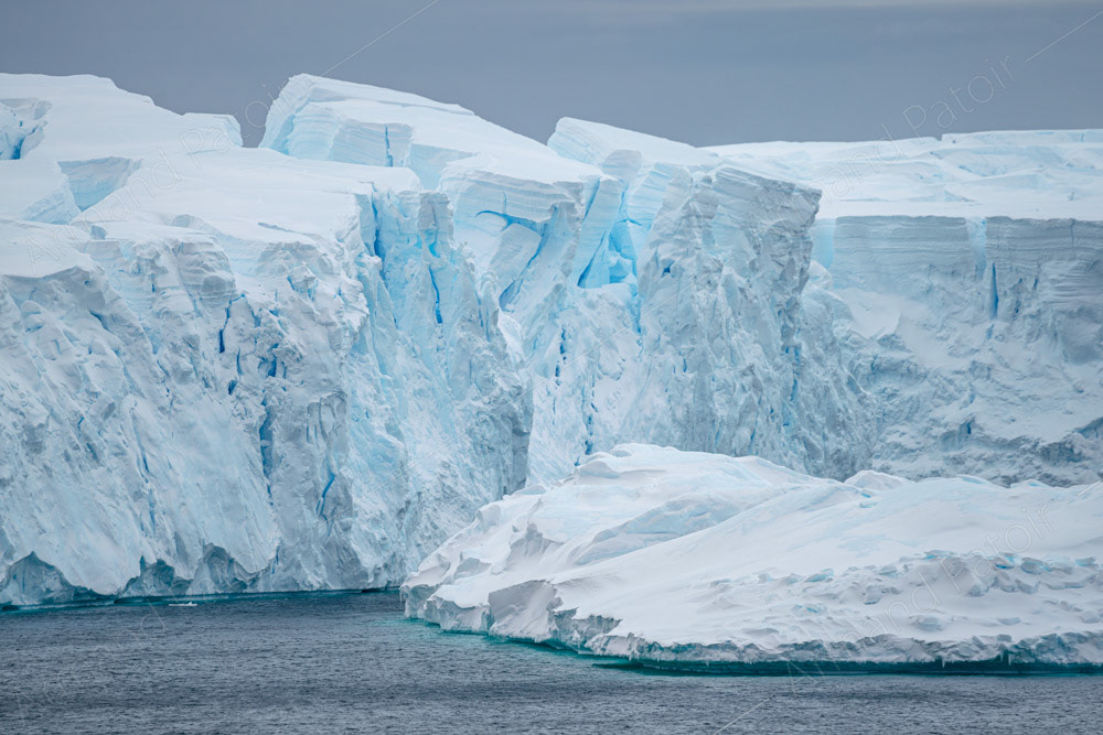 Le glacier de l'Astrolabe à Dumont d'Urville. Un impressionnant front de glace qui se jette dans l'océan.