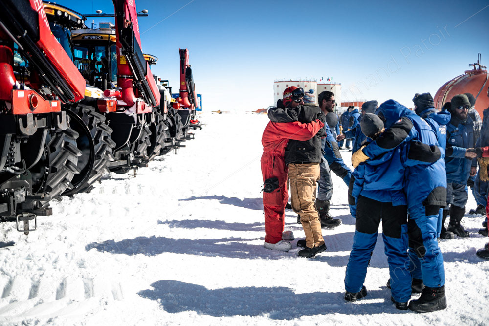 Au-revoirs émouvants à l'équipe du Raid qui repart vers Dumont d'Urville après 3 jours d'escale à Concordia.