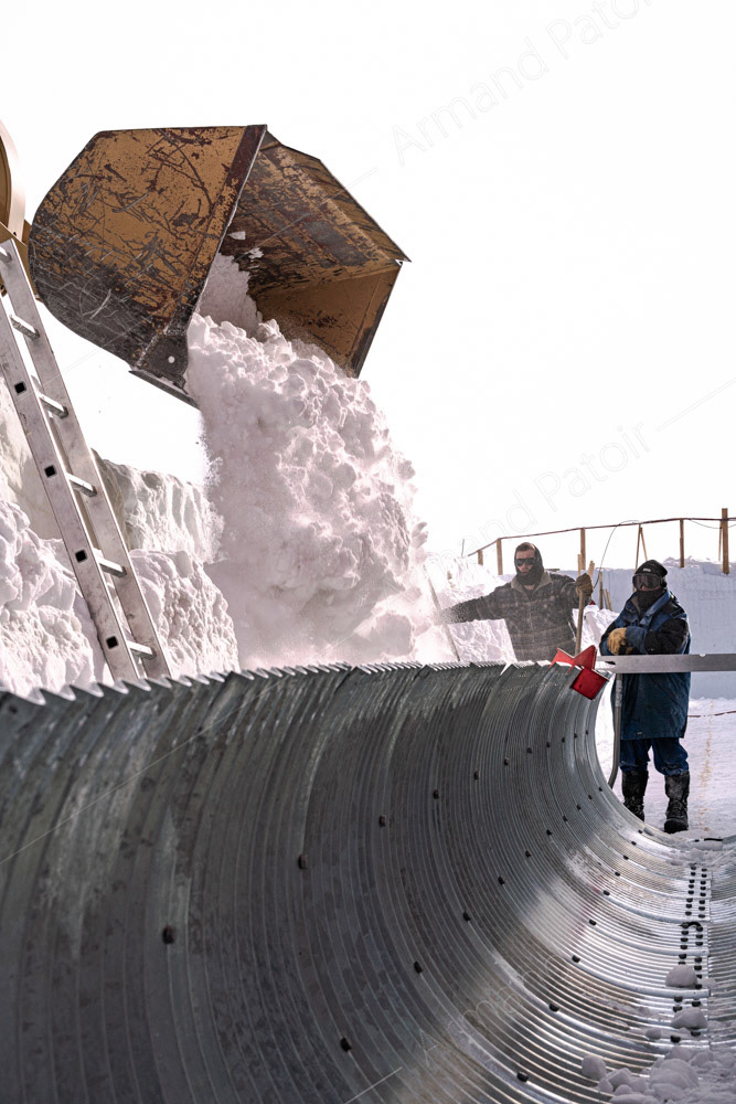 Travaux à Concordia : on creuse une tranchée pour enterrer une conduite de câbles électriques. 