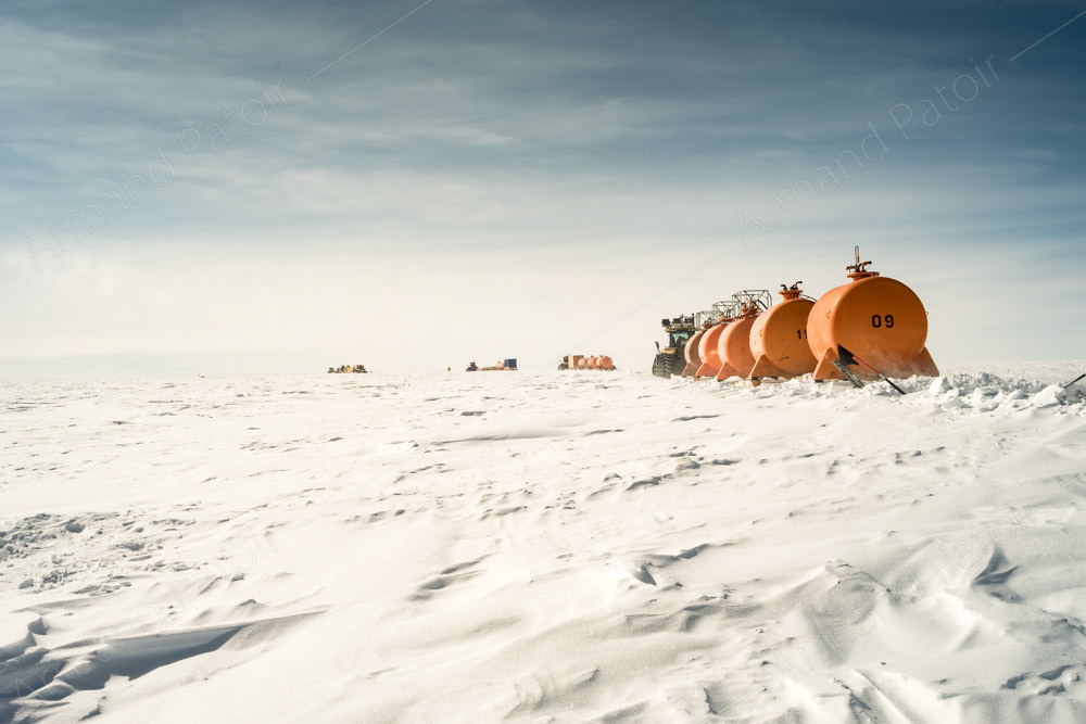 Les 9 véhicules et chauffeurs du Raid repartent de Concordia après 3 jours de déchargement et chargement. 