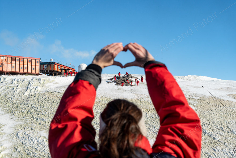 Nous quittons la station Dumont d'Urville à bord de l'Astrolabe. Grand moment d'émotions, adieux déchirants.