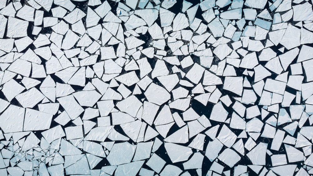 Banquise disloquée à la faveur d'une tempête à 1000 km de là. Dumont d'Urville.