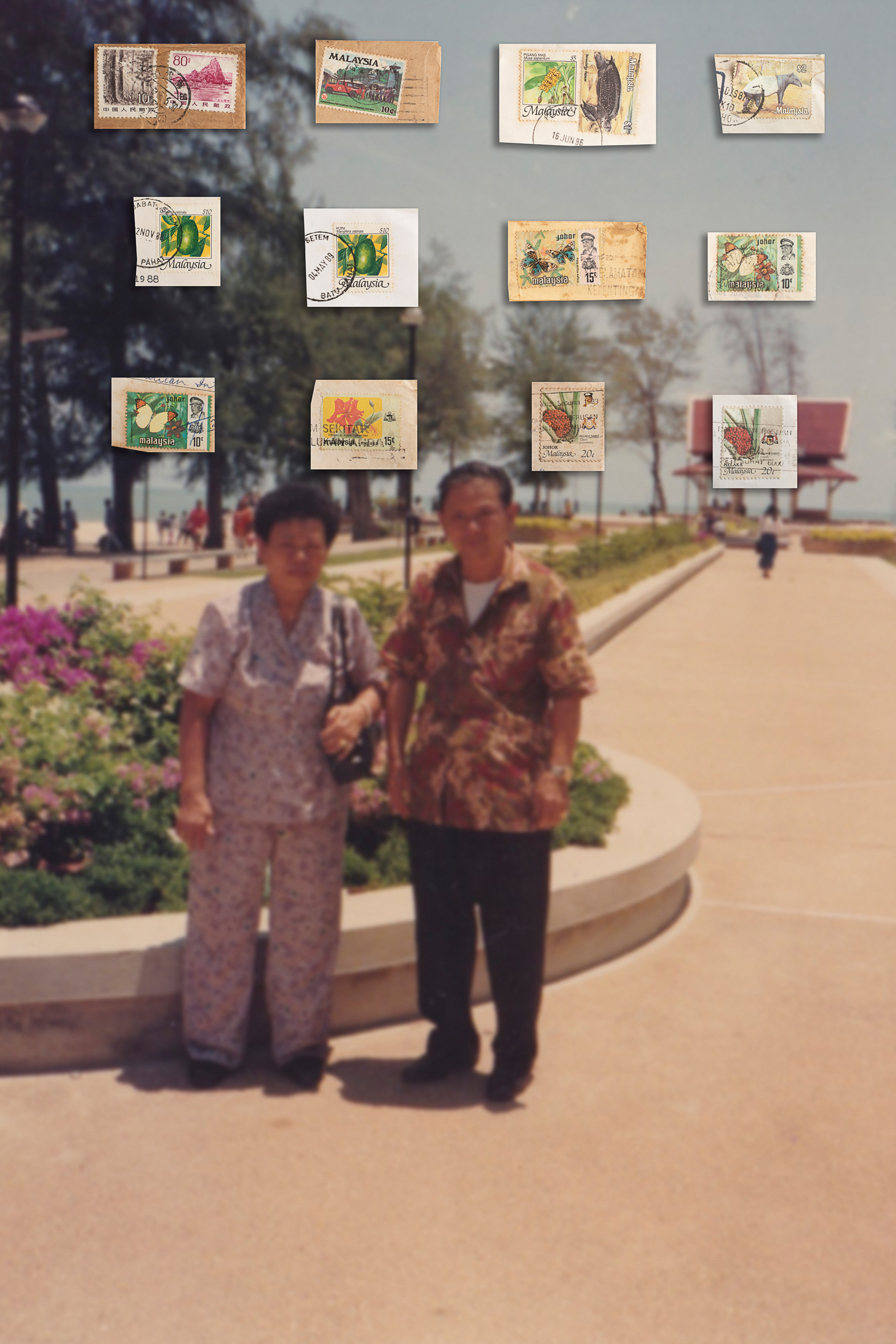 1991年3月,祖父与祖母到泰国参观考察。图中的物件为祖父在年轻时收集的邮票。 In March 1991, my grandfather and grandmother visited Thailand. The objects in the picture were stamps collected by my grandfather when he was young.