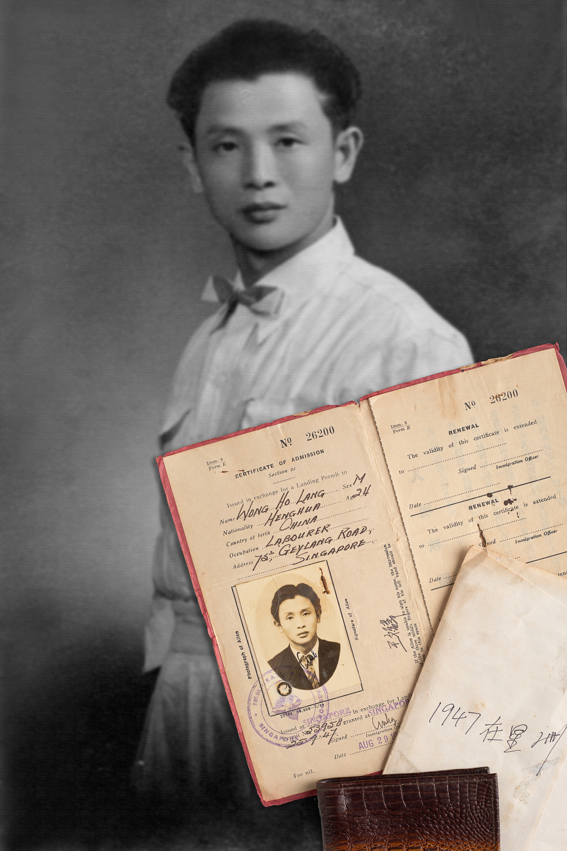 1939年,祖父跟随曾祖父抵达南洋后,在新加坡当一名汽修学徒。图为祖父持有的新加坡出入境证件以及在星洲拍摄的肖像。 After arriving in Nanyang together with my great-grandfather in 1939, my grandfather worked as an auto repair apprentice in Singapore. The picture showed my grandfather’s Singapore entry-exit documents and his portrait taken in Sin Chew.
