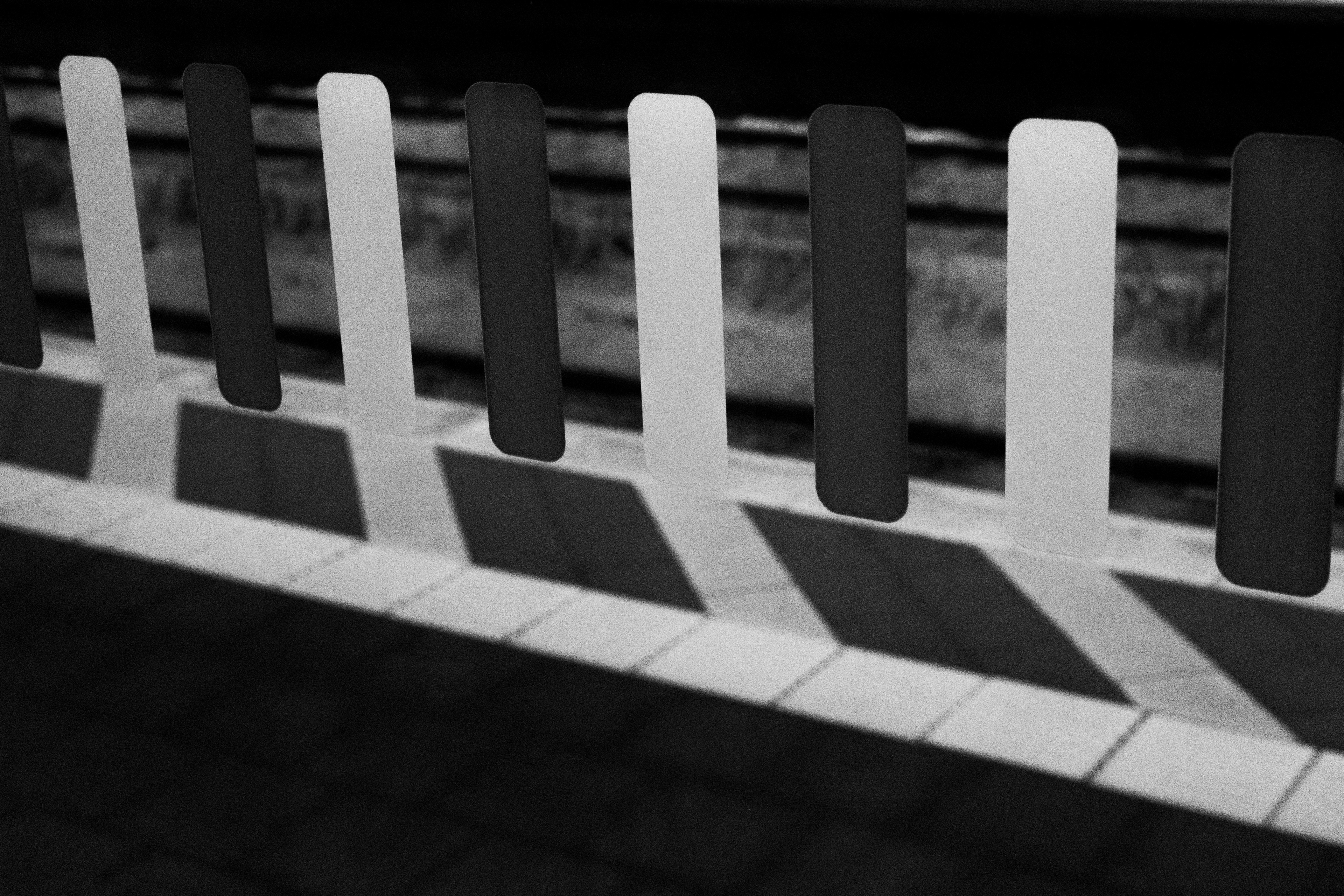 Der Blick aus einem gläsernen Aufenthaltsbereiches im Braunschweiger Hauptbahnhof