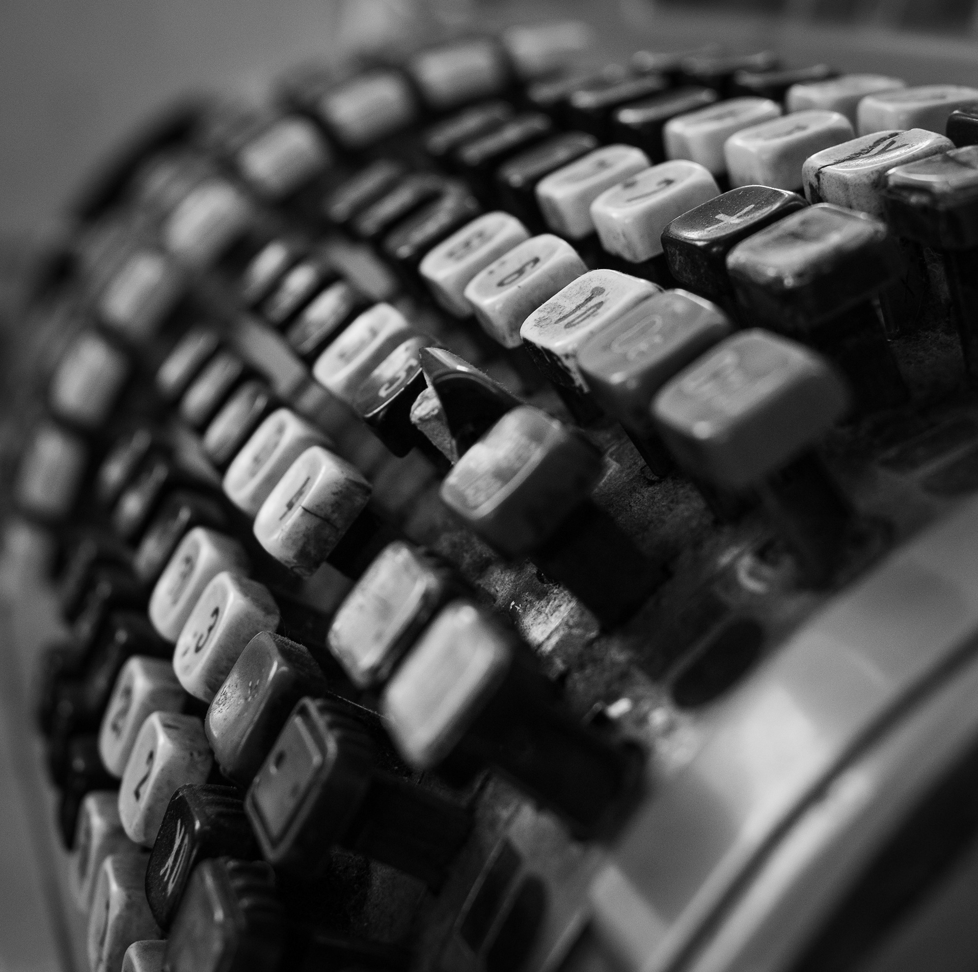 Eine alte Regestrierkasse in einer historischen Tankstelle in Hamburg