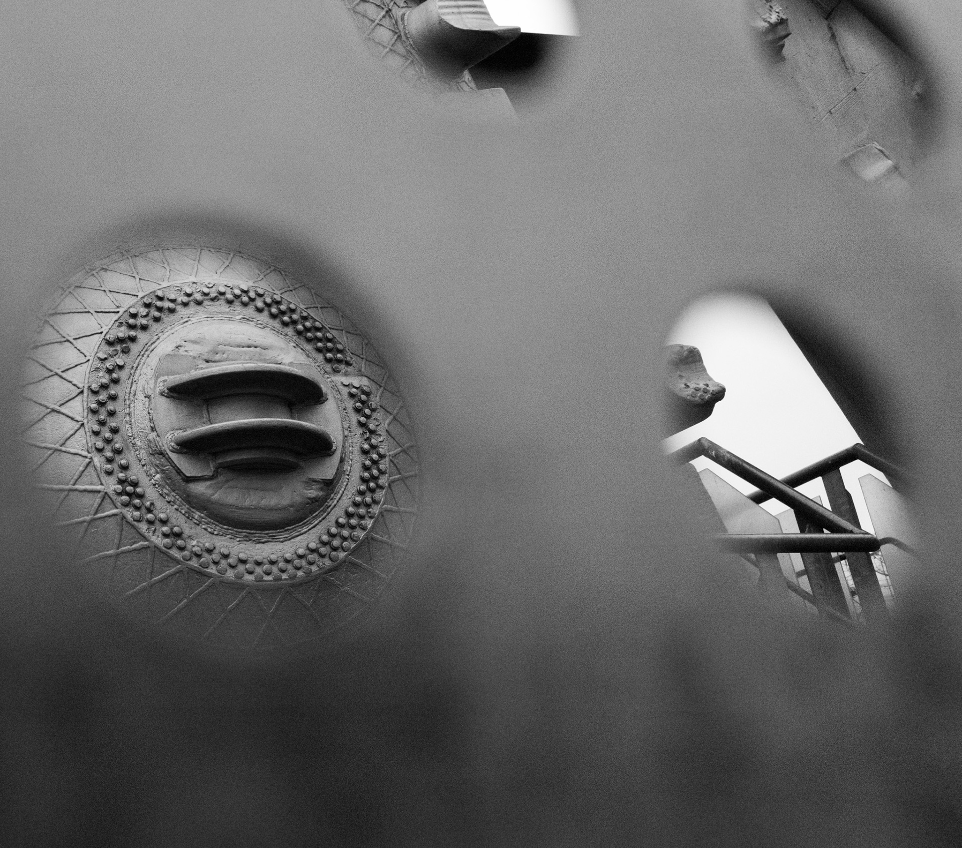 Blick durch ein Geländer auf einen alten Tunnelbohrkopf am Museum der Arbeit in Hamburg