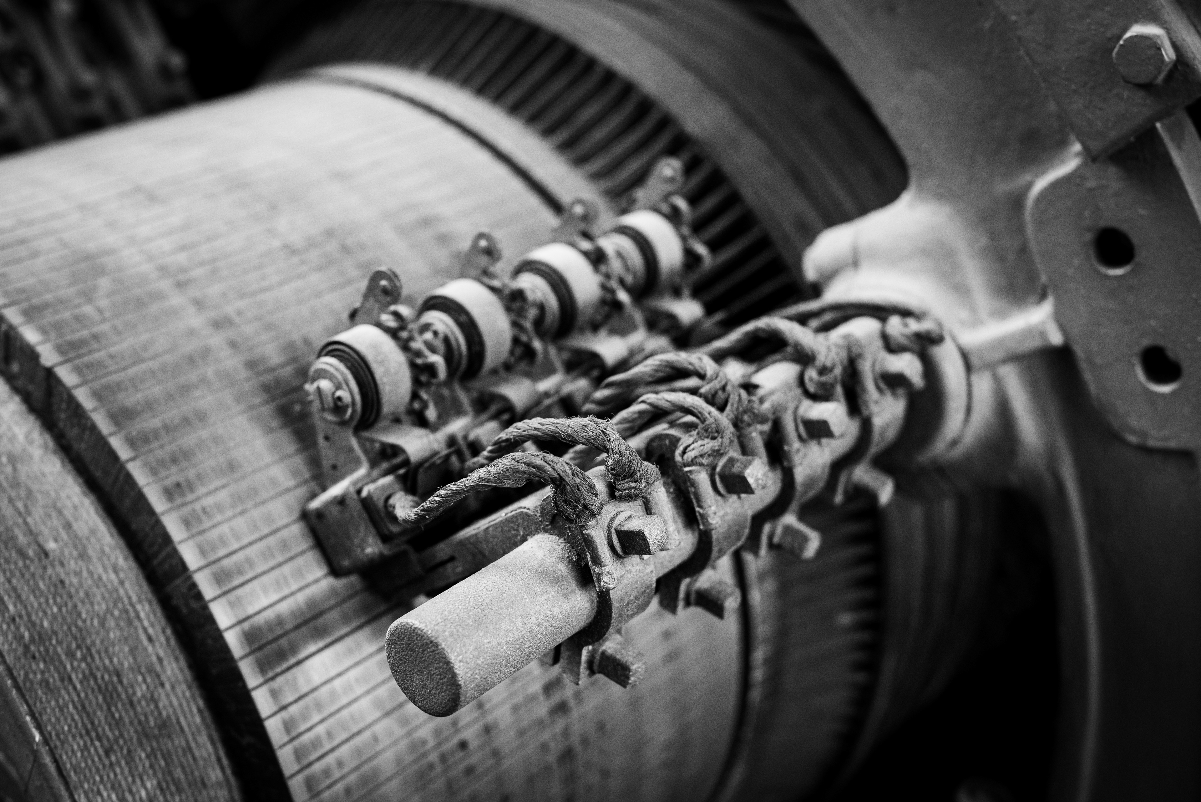 Kommutator und Schleifstücke einer großen elektrischen Maschine