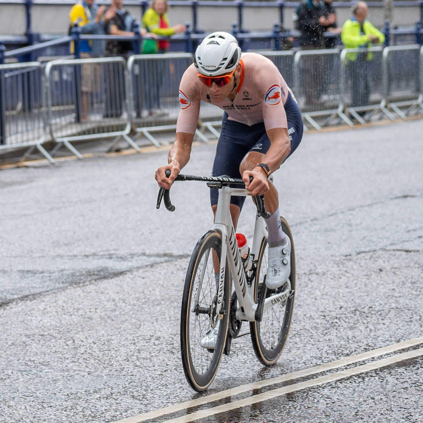 Glasgow, Scotland, UK. 6th August 2023. UCI World Championships – Mathieu van der Poel wins the Men’s Elite Road Race Road Race from Edinburgh to Glasgow ending with 10 laps of the city centre circuit. Credit R.Gass/Alamy Live News