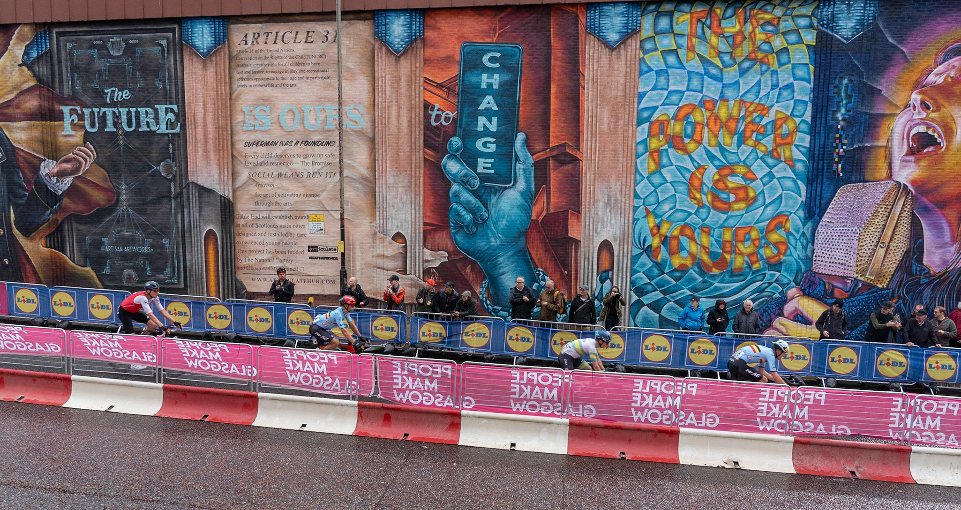 Glasgow, Scotland, UK. 6th August 2023. UCI World Championships – Mathieu van der Poel wins the Men’s Elite Road Race Road Race from Edinburgh to Glasgow ending with 10 laps of the city centre circuit. Credit R.Gass/Alamy Live News