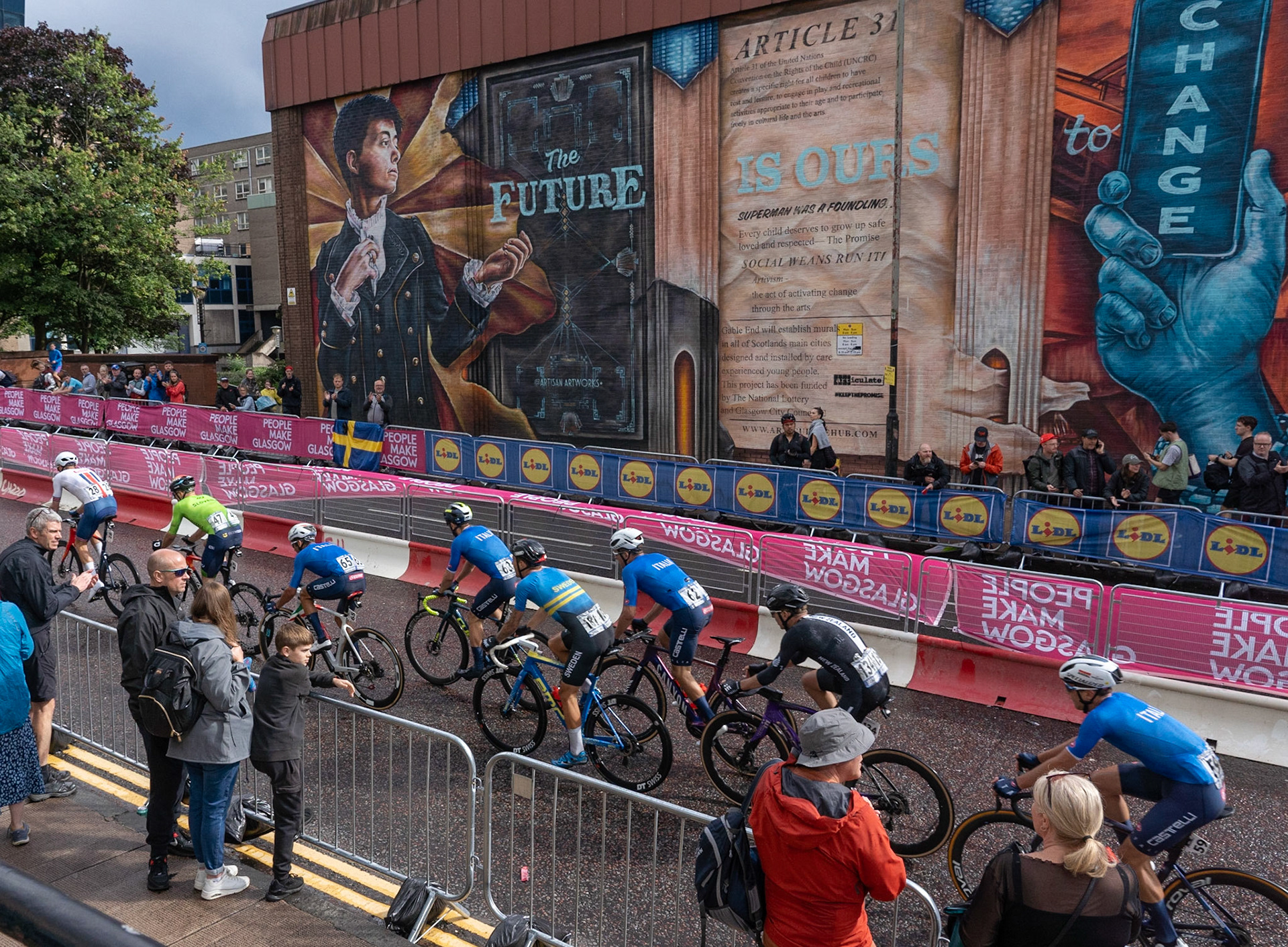 Glasgow, Scotland, UK. 6th August 2023. UCI World Championships – Mathieu van der Poel wins the Men’s Elite Road Race Road Race from Edinburgh to Glasgow ending with 10 laps of the city centre circuit. Credit R.Gass/Alamy Live News