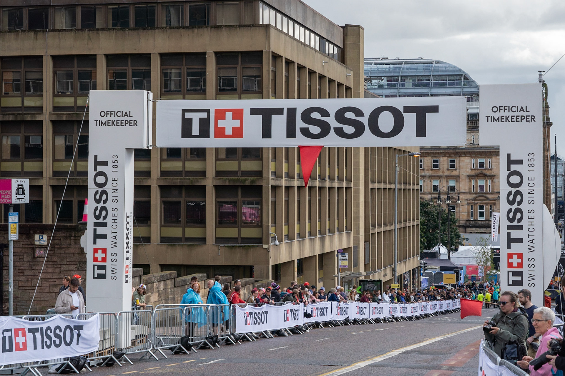 Glasgow, Scotland, UK. 6th August 2023. UCI World Championships – Mathieu van der Poel wins the Men’s Elite Road Race Road Race from Edinburgh to Glasgow ending with 10 laps of the city centre circuit. Credit R.Gass/Alamy Live News